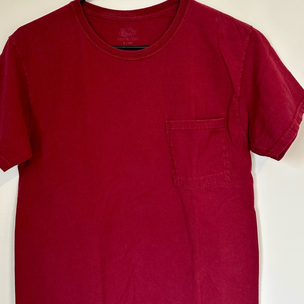 Fruit of the Loom Men's Deep Red Short Sleeve Tee - Size: Small - Picture 3 of 4